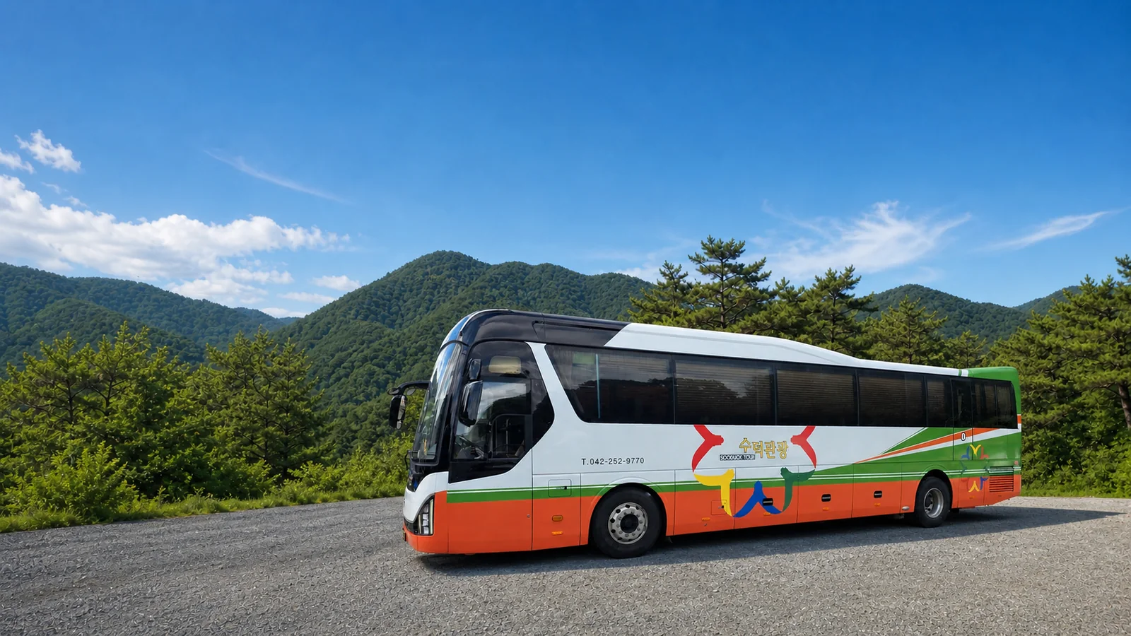 산악 관광도로 배경에 배치한 수덕관광 대형 차량