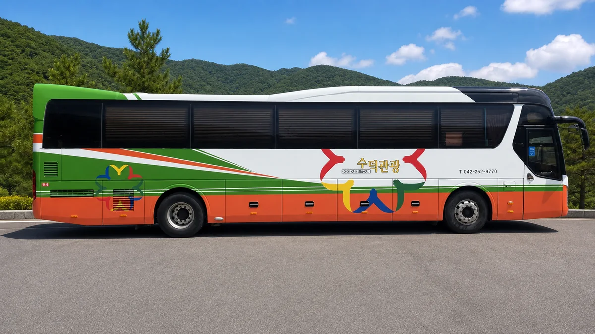 관광도로 배경의 수덕관광 흰색·초록색 차량 측면